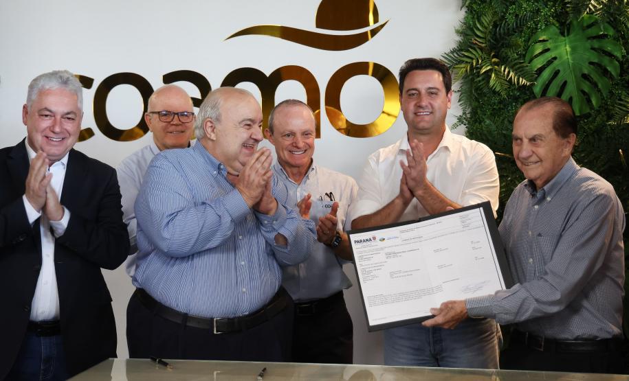 Foto de autoridades durante entrega da licença