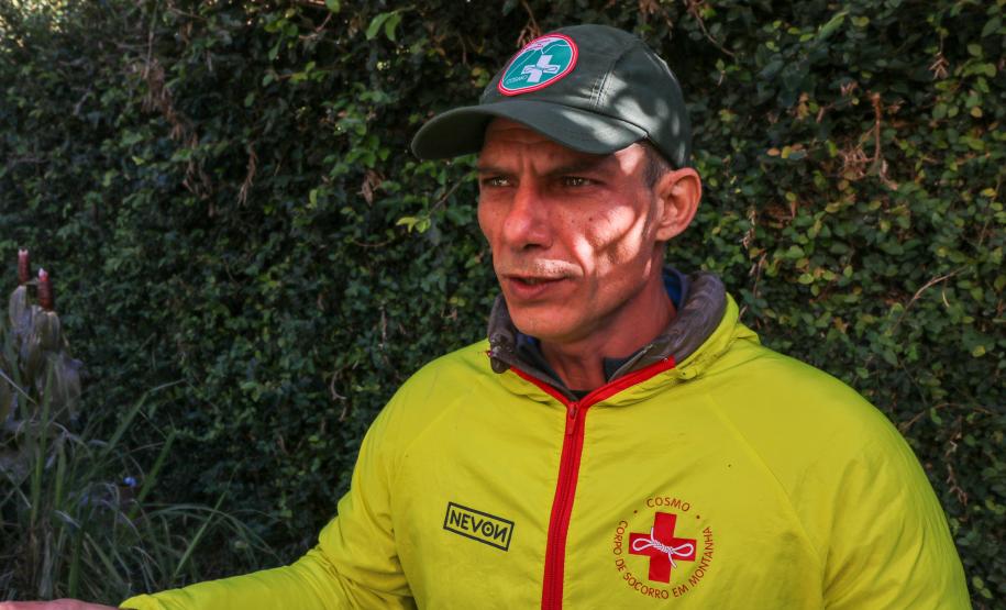 Foto de bombeiro dando entrevista