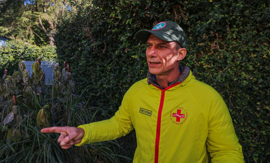 Foto de bombeiro dando entrevista