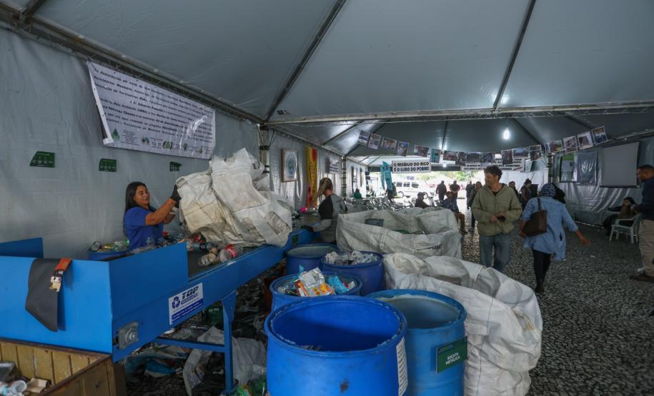 Foto de visita do secretário a feira em Curitiba