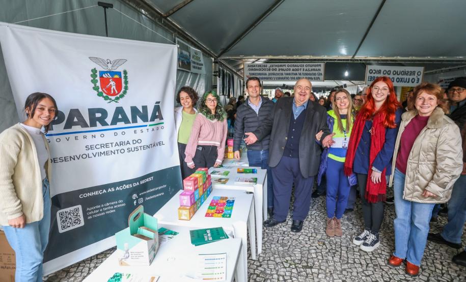 Foto de visita do secretário a feira em Curitiba
