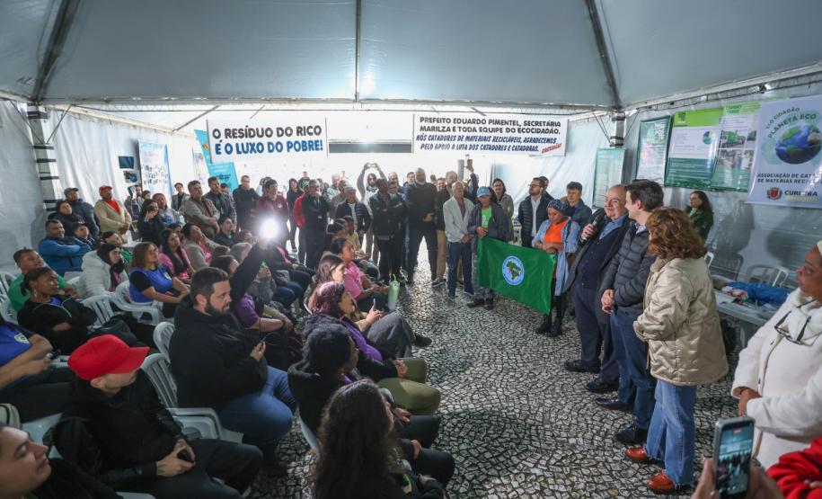 Foto de visita do secretário a feira em Curitiba