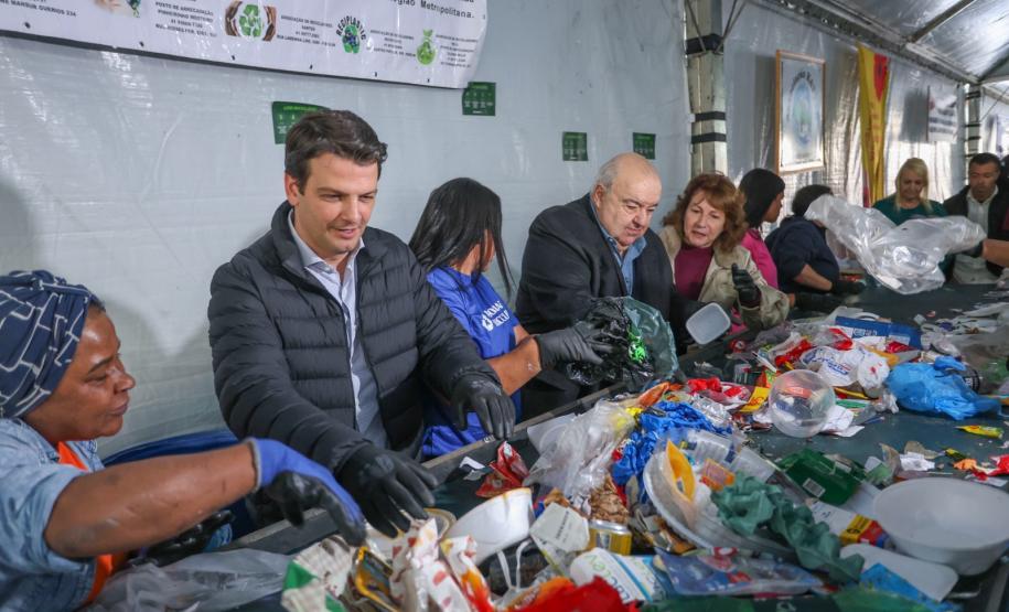Foto de visita do secretário a feira em Curitiba