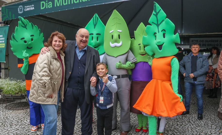 Foto de visita do secretário a feira em Curitiba