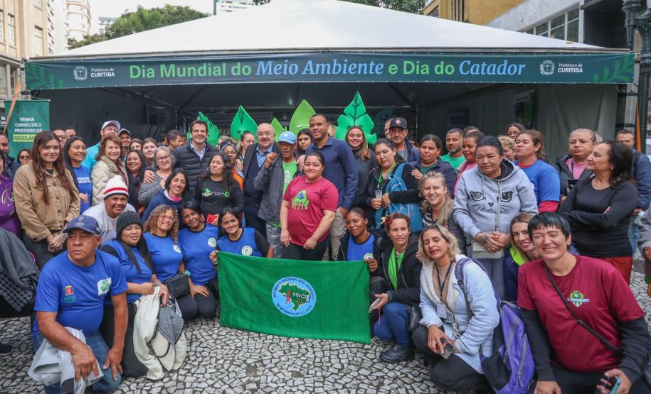 Foto de visita do secretário a feira em Curitiba