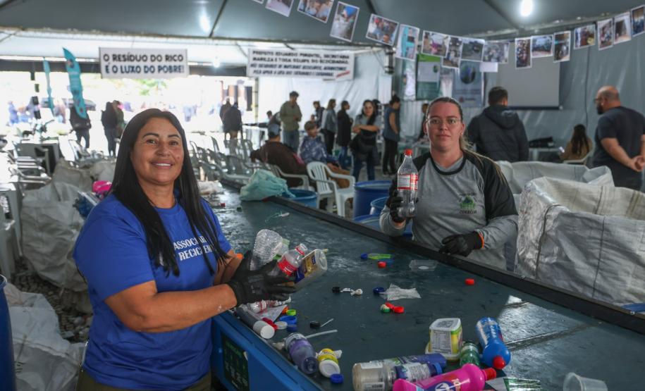 Foto de visita do secretário a feira em Curitiba