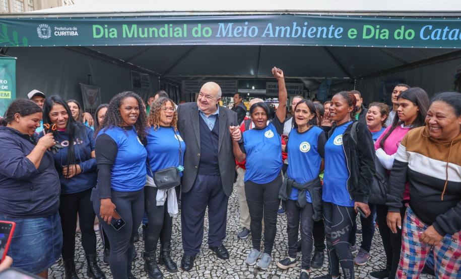 Foto de visita do secretário a feira em Curitiba