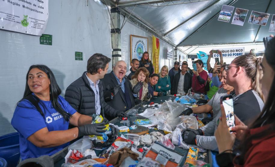 Foto de visita do secretário a feira em Curitiba