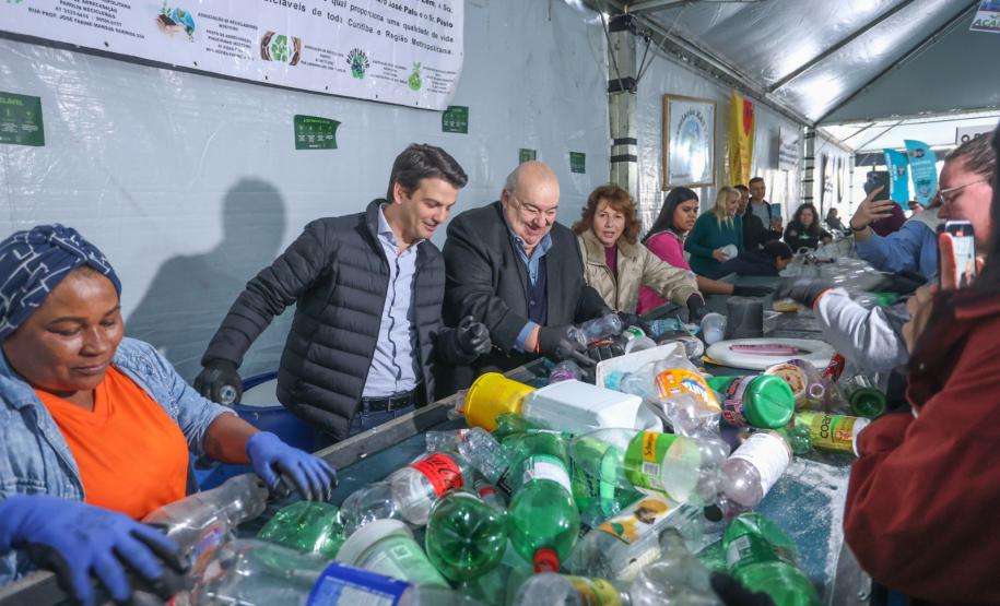 Foto de visita do secretário a feira em Curitiba