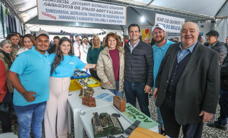 Foto de visita do secretário a feira em Curitiba