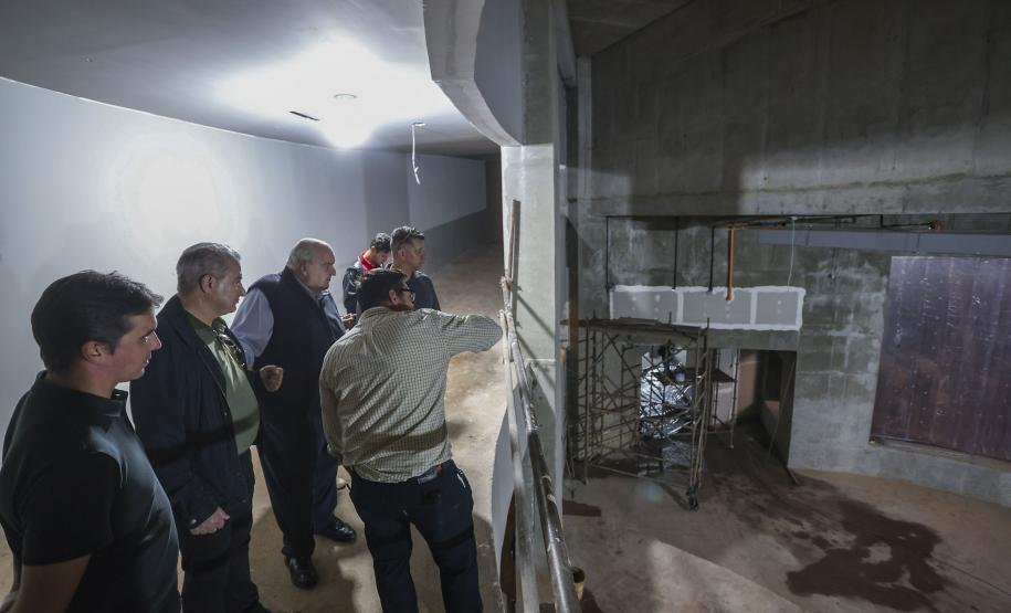 Fotos da visita do secretário ao aquário em construção