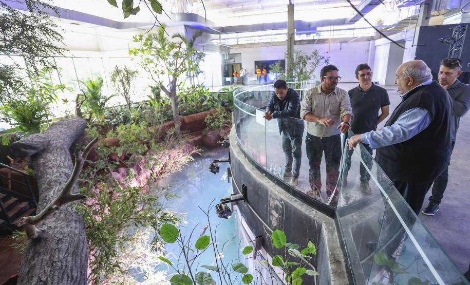 Fotos da visita do secretário ao aquário em construção
