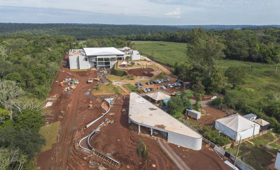 Fotos da visita do secretário ao aquário em construção