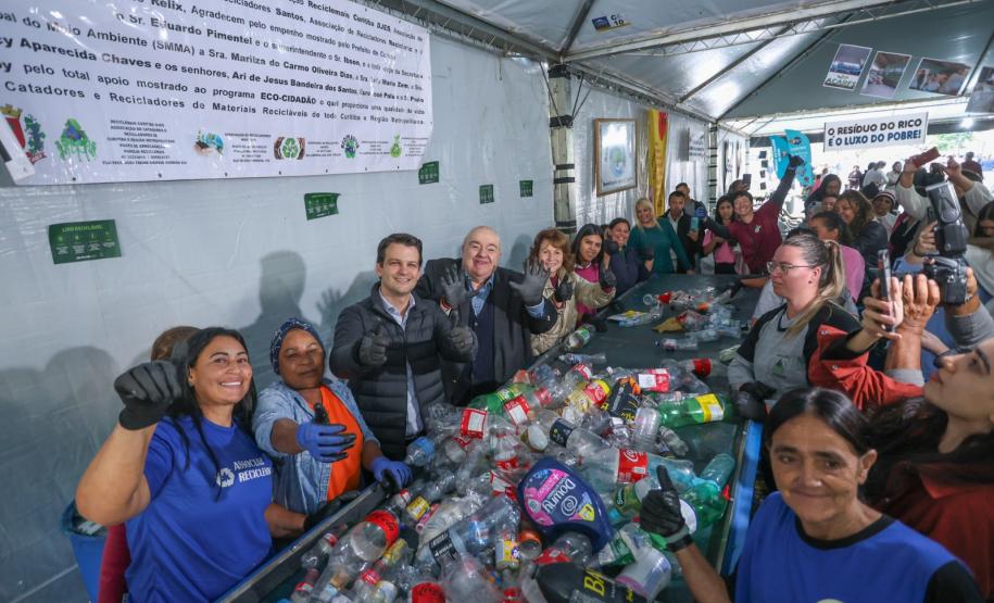 Foto de visita do secretário a feira em Curitiba