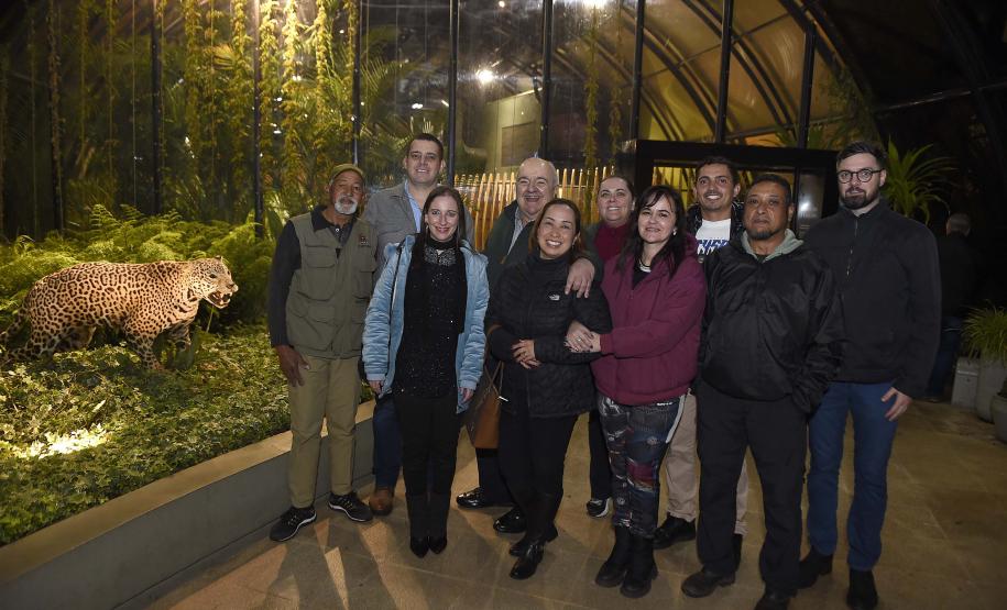 Foto do Secretário Rafael Greca durante exposição