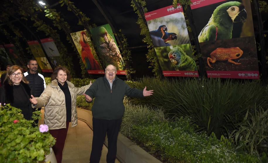 Foto do Secretário Rafael Greca durante exposição