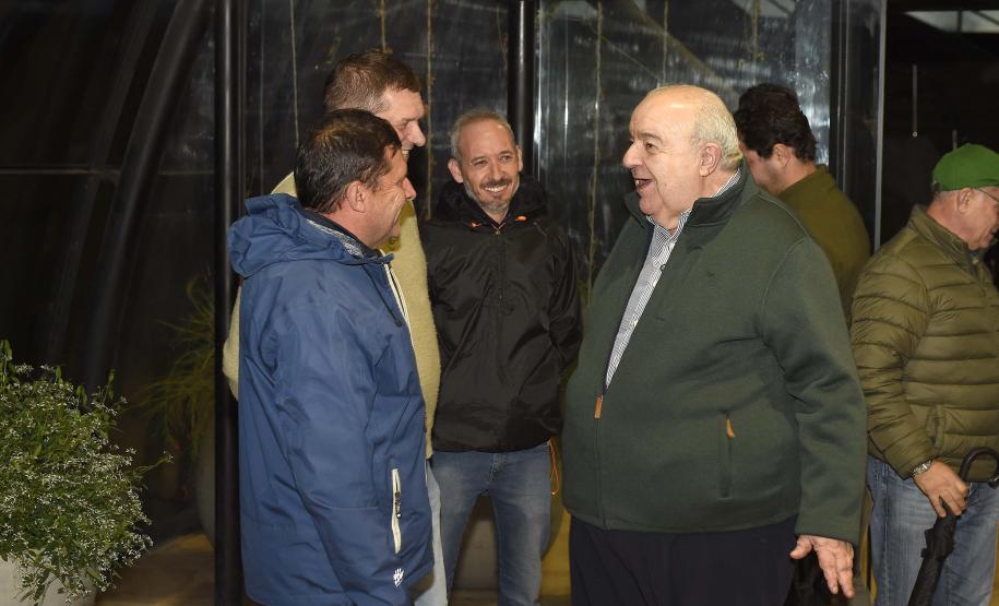 Foto do Secretário Rafael Greca durante exposição