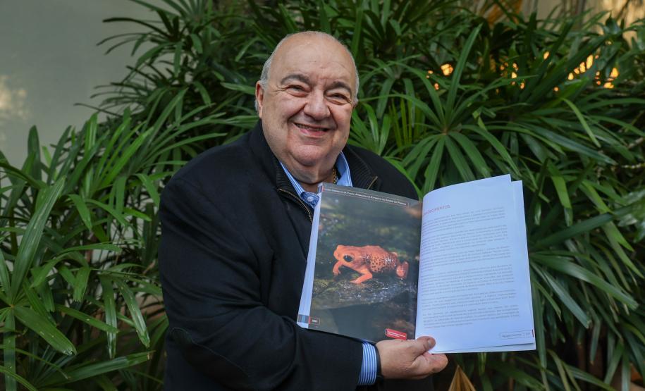 Foto de Rafael Greca com o Livro Vermelho da Fauna