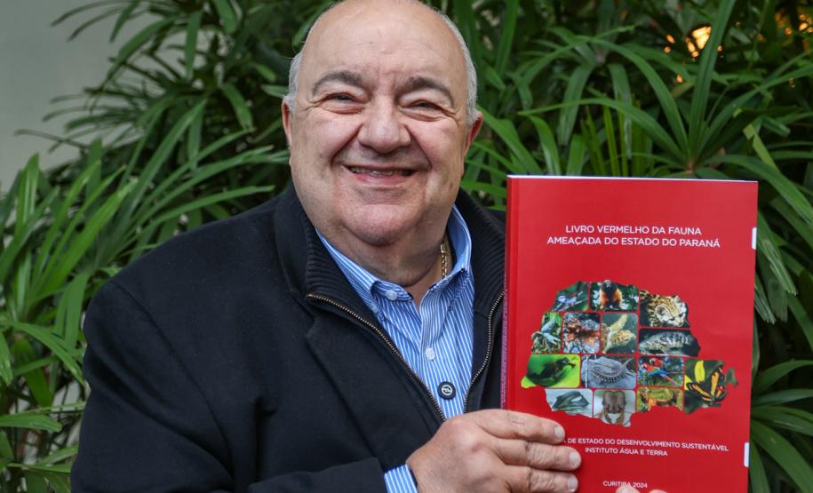 Foto de Rafael Greca com o Livro Vermelho da Fauna