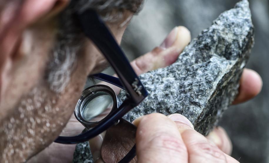 Foto de homem observando minério