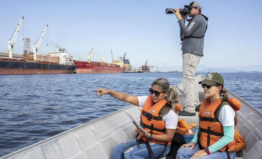 Foto de agentes em fiscalização marinha