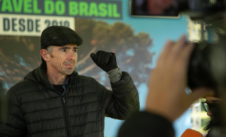 Foto de autoridades em cerimônia