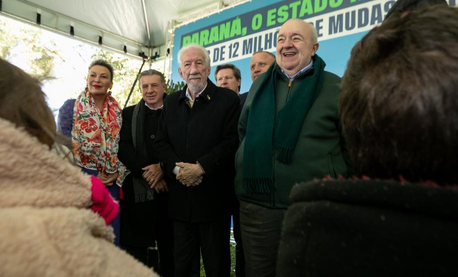 Foto de autoridades em cerimônia