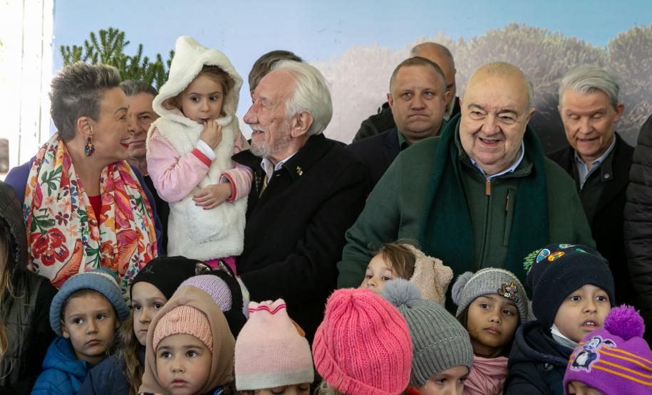 Foto de autoridades em cerimônia