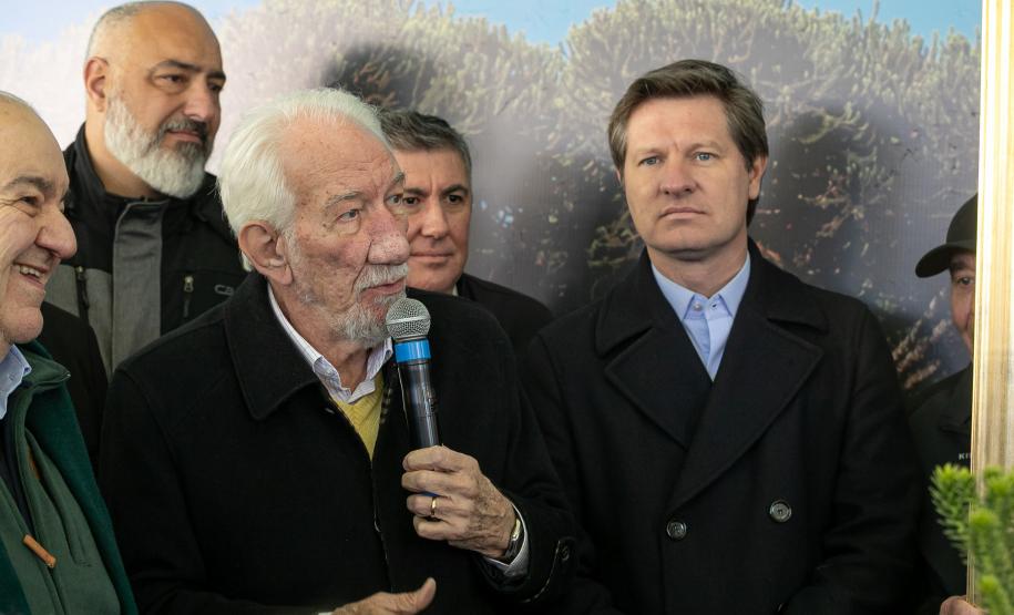 Foto de autoridades em cerimônia