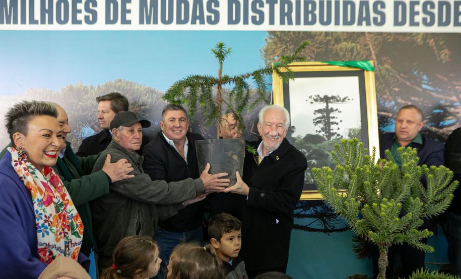 Foto de autoridades em cerimônia