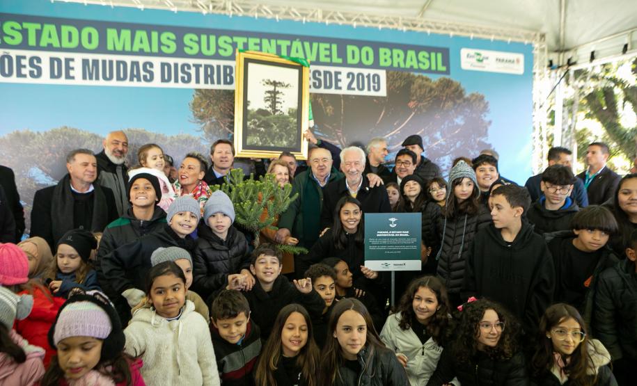 Foto de autoridades em cerimônia