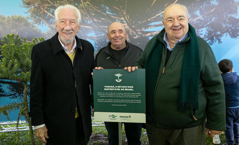 Foto de autoridades em cerimônia
