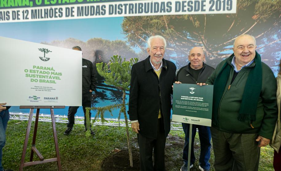 Foto de autoridades em cerimônia