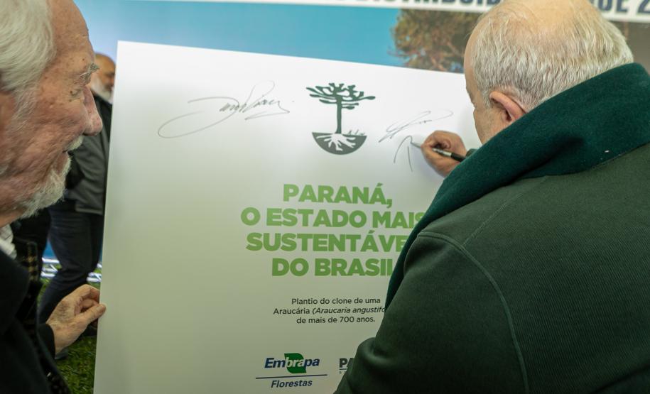 Foto de autoridades em cerimônia