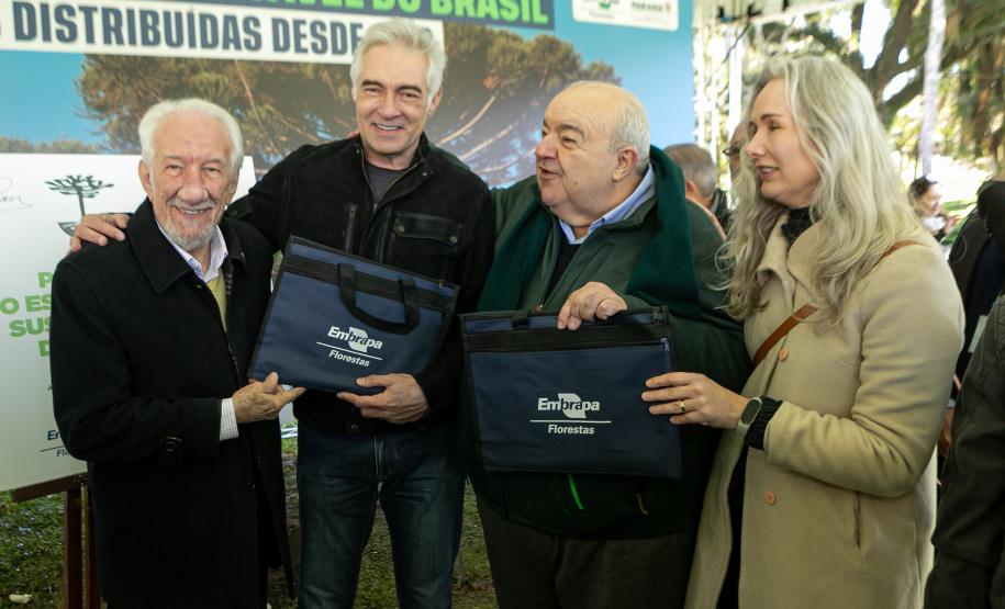 Foto de autoridades em cerimônia