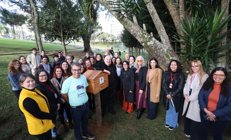 Foto de cerimônia de instalação de novo meliponário