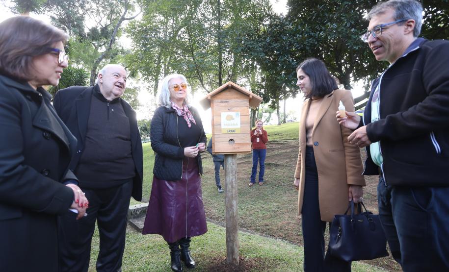 Foto de cerimônia de instalação de novo meliponário