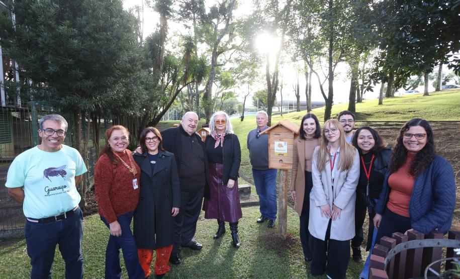 Foto de cerimônia de instalação de novo meliponário