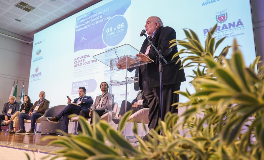 Foto de autoridades durante simpósio