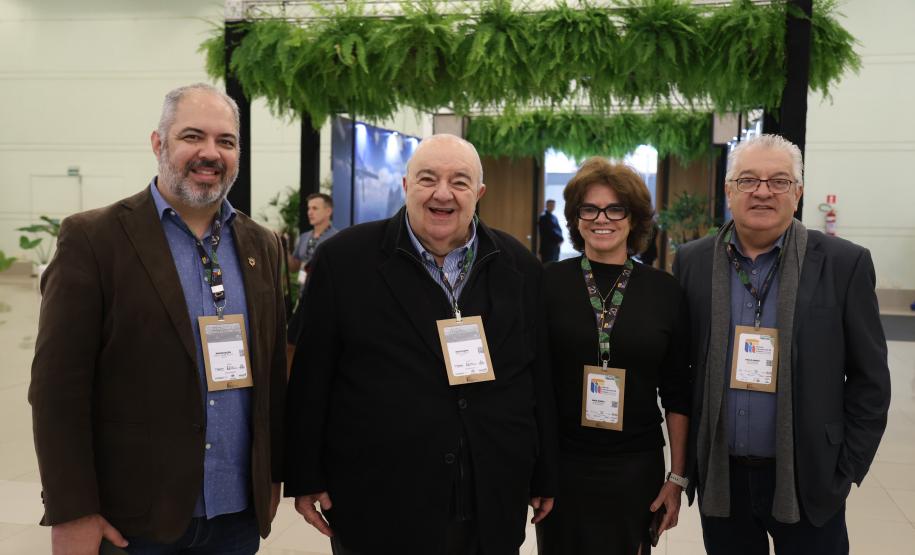Foto de autoridades durante simpósio