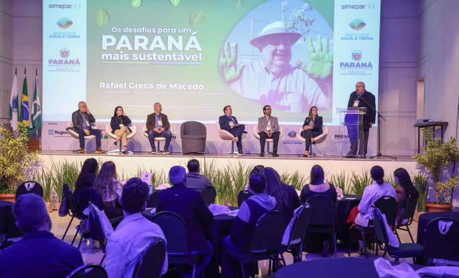 Foto de autoridades durante simpósio
