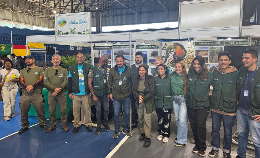 Foto de servidores em estande do IAT em eventp