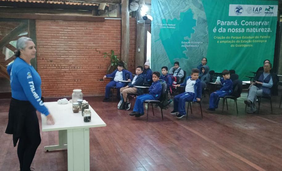 Foto de crianças em visita a parque estadual