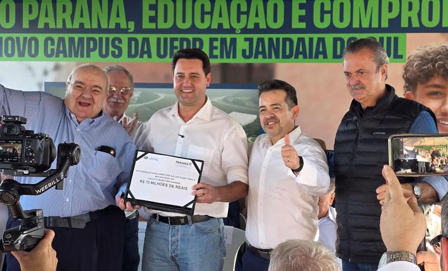 Foto de autoridades durante evento