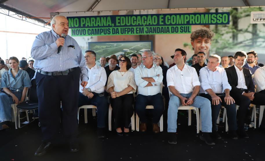 Foto de autoridades durante evento
