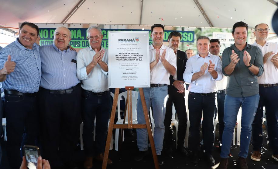 Foto de autoridades durante evento