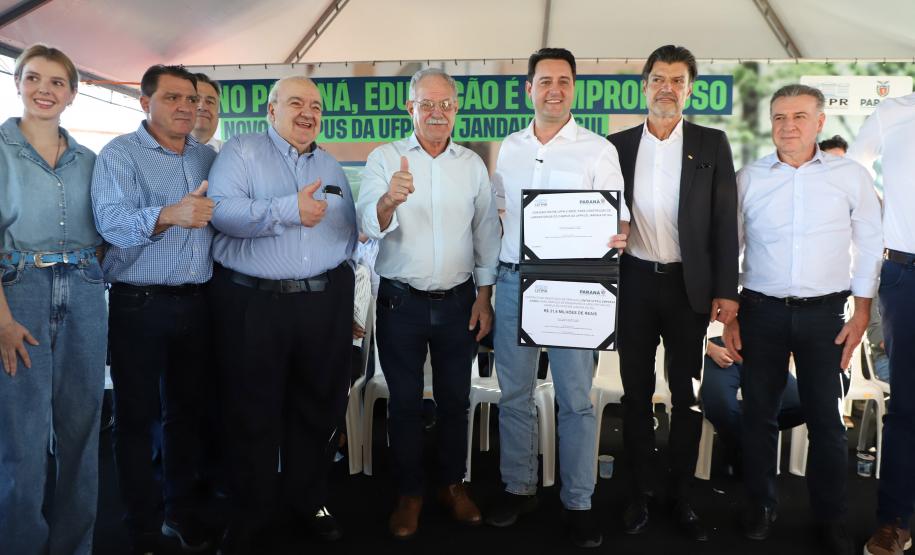 Foto de autoridades durante evento