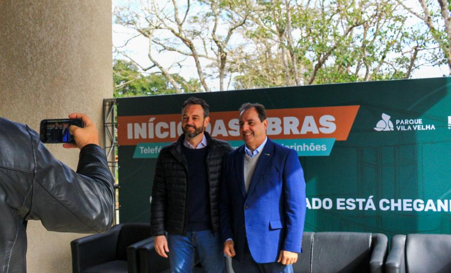 Foto de autoridades durante anúncio do elevador