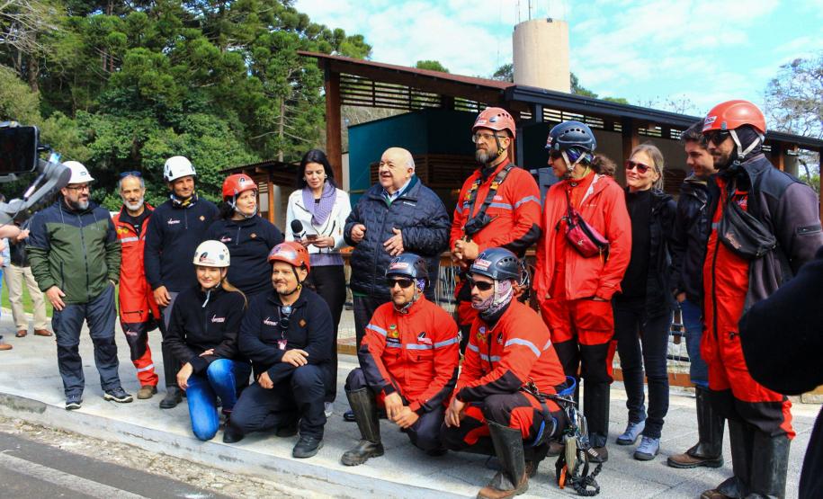 Foto de autoridades durante anúncio do elevador