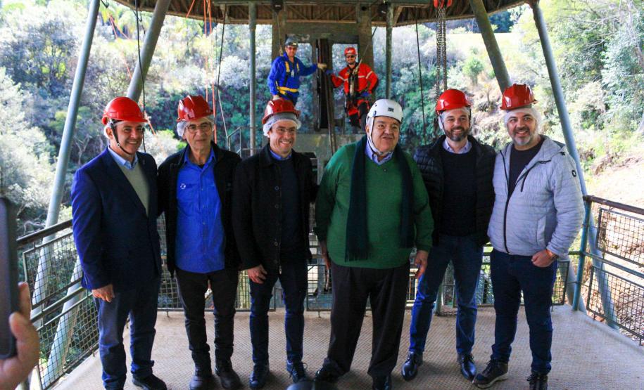 Foto de autoridades durante anúncio do elevador